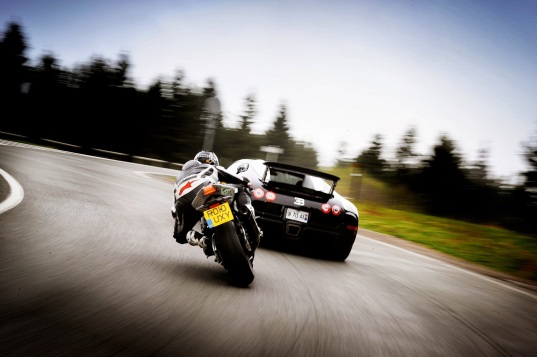 comparison-motor-bikes-cars-bugatti-world-fastest.jpg